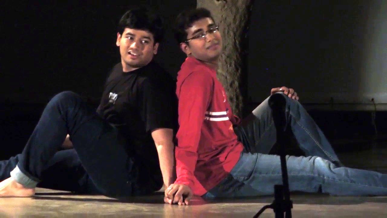 नाटक 'आखिर क्यों' में मृदुल और अजय