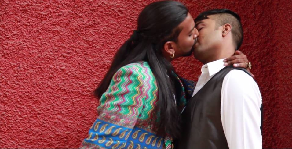 gay_kiss_bangalore