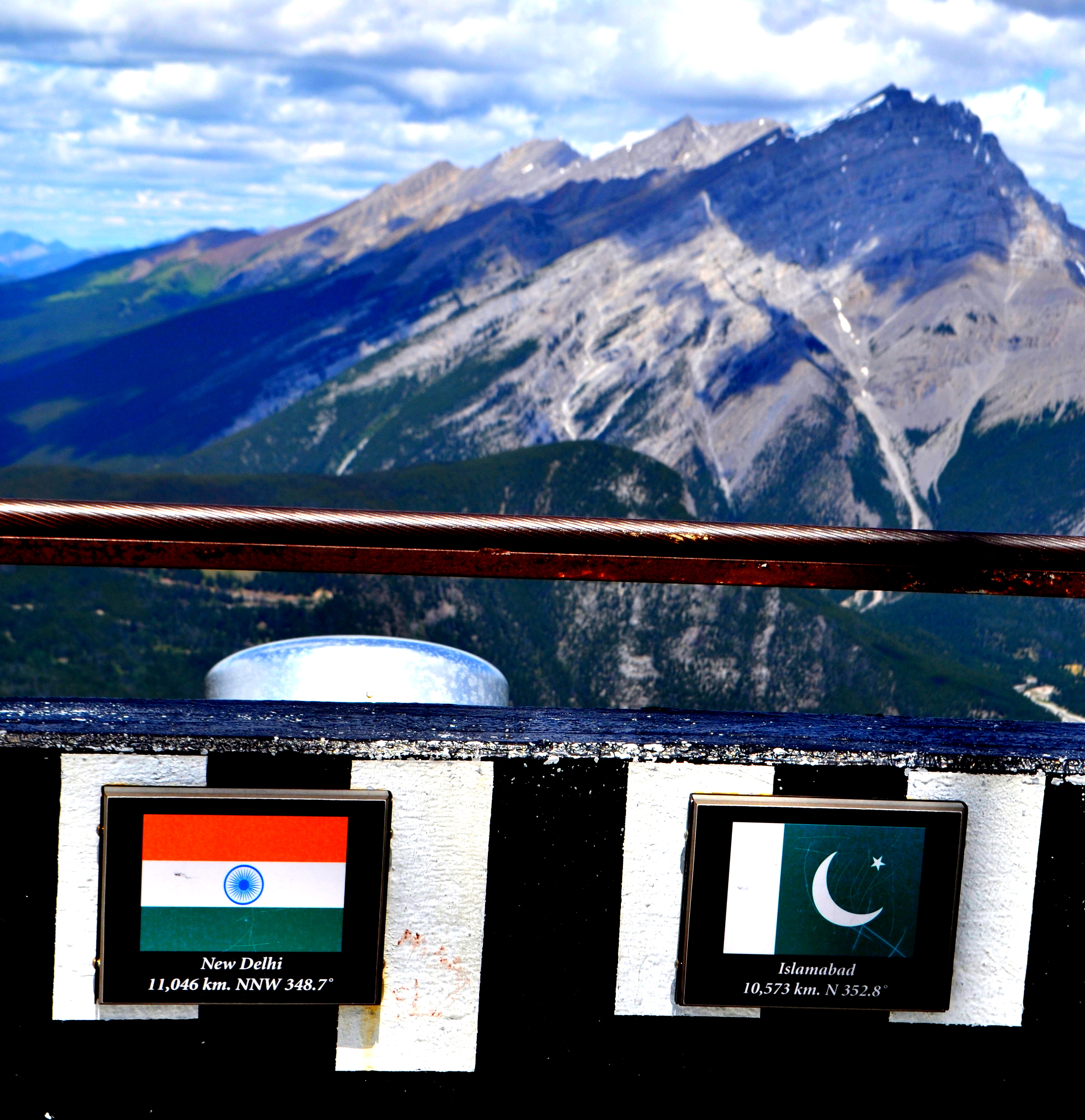 'भाकरिया डुंगरिया रे, थारे-म्हारे बीच मै'..."जीरो लाइन एक पाक-भारत प्रेम कहानी", भाग २। तस्वीर: सचिन जैन।