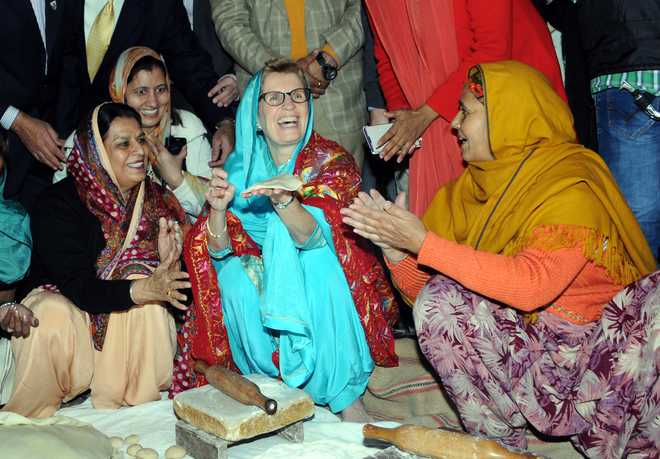 Ontario’s Premier Kathleen Wynne (center) make a chapati at the langer hall during her visit to the Golden Temple in Amritsar on Sunday. Tribune photo: Vishal Kumar