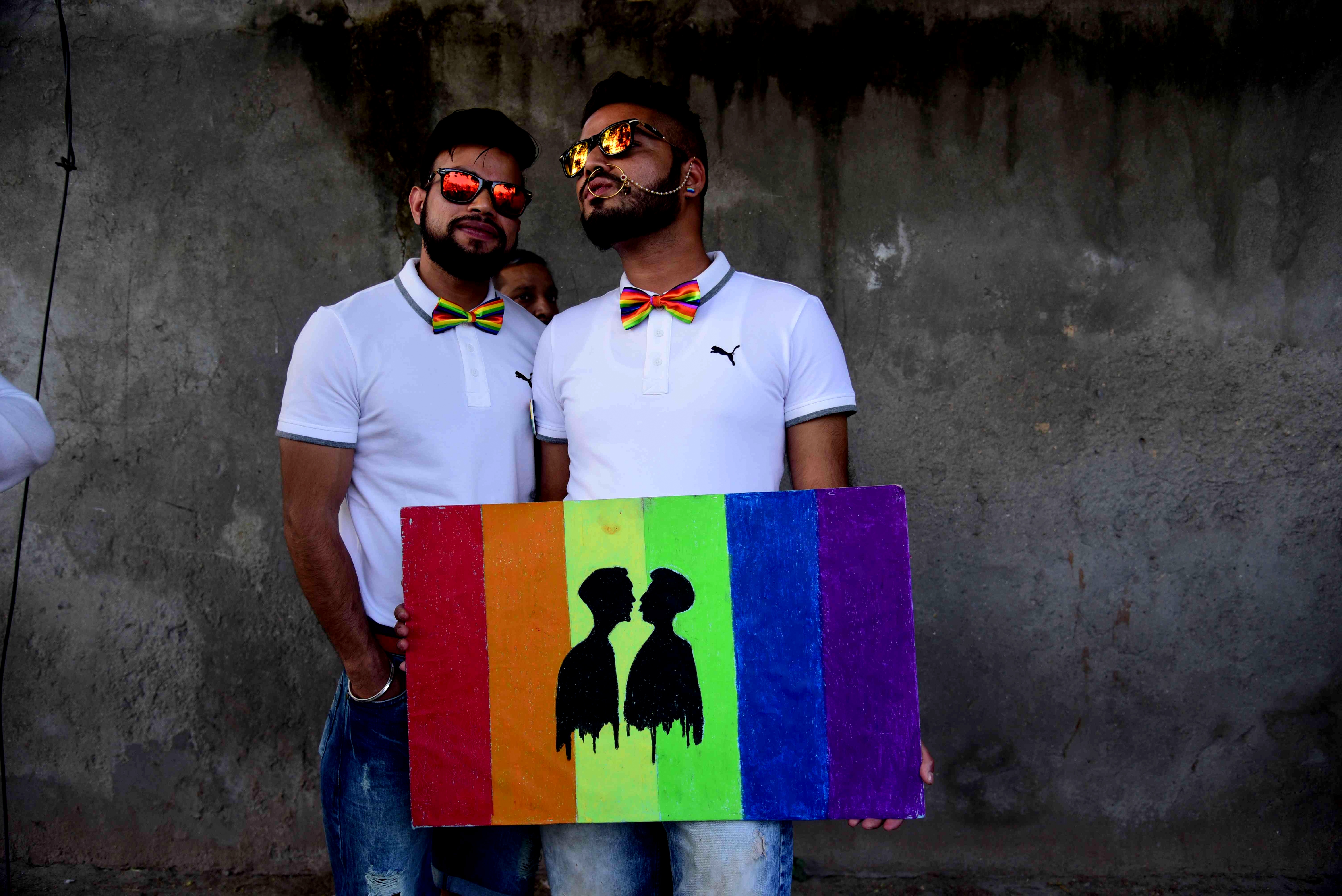 gay pride march, delhi, gay couple, india