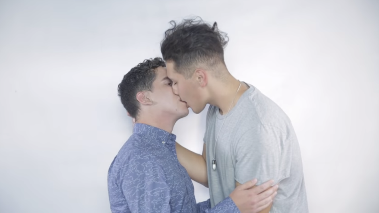 Watch How Straight Men React After Kissing Gay Men. 