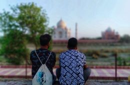 men and taj mahal