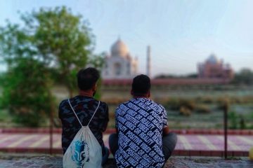 men and taj mahal